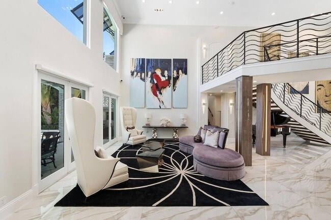 Building Photo - 2307 N Riverside Dr