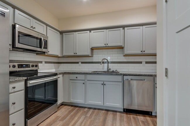 Building Photo - 2 BR 2 Bath Condo with Garage