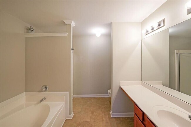 Building Photo - 2062 Lakeshore Overlook Dr