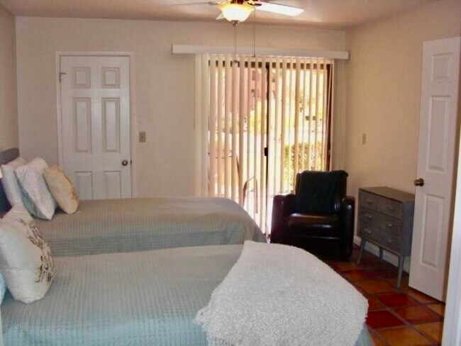 Building Photo - 4303 E Cactus Rd