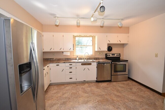 Building Photo - Beautiful 3 Bedroom Home over Looking Lake Chapin