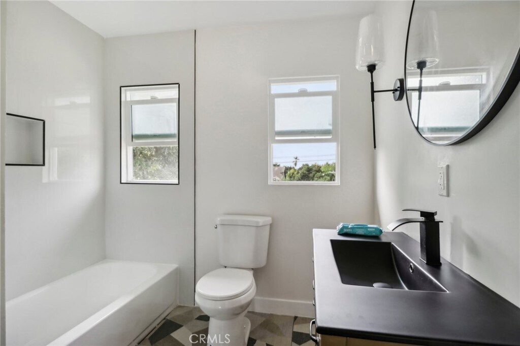 Building Photo - 1226 W Vernon Ave