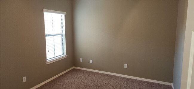 Building Photo - 11614 Royal Oaks Crossing