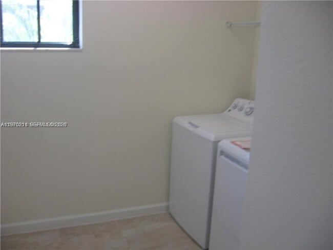 Building Photo - 16585 SW 42nd Way