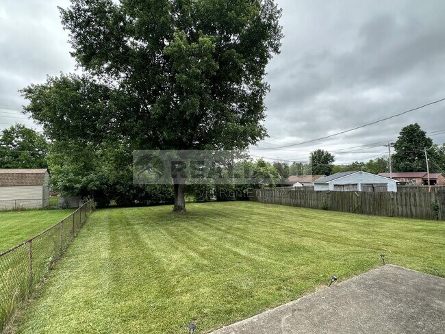 Building Photo - 530 Foxwood Dr