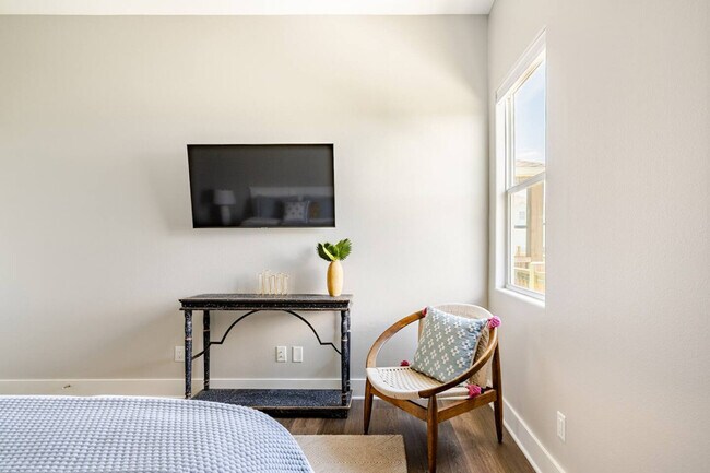 Building Photo - 804 1/2 Johnson Crawford Cir