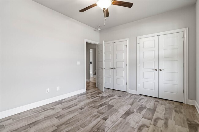 Building Photo - 931 E Skyline Lp