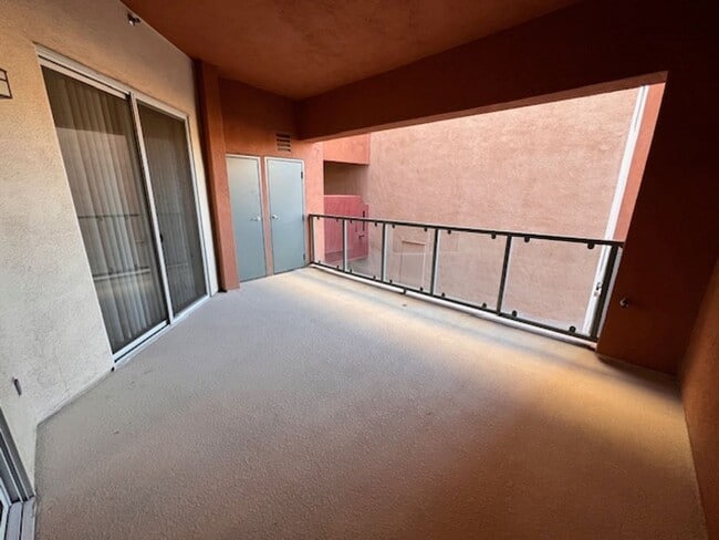 Building Photo - Stunning 1-Bedroom, 1-Bathroom Condo in Guard Gated Park Avenue's Luxury Midrise, Conveniently Lo...