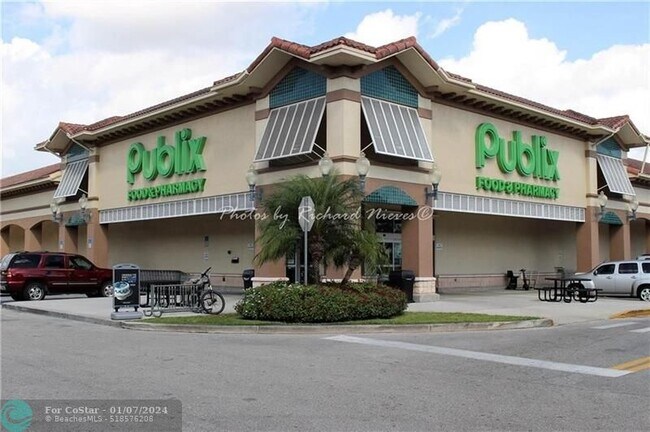 Building Photo - 2901 S Palm Aire Dr