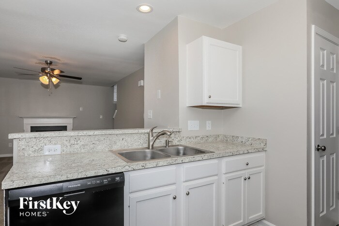 Building Photo - 1021 Barbee Farm Dr