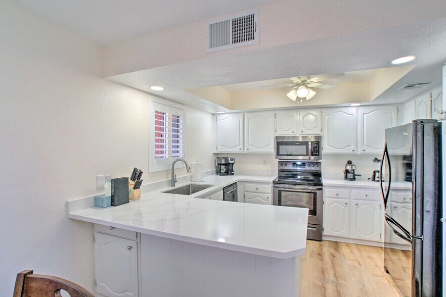 Building Photo - 4303 E Cactus Rd