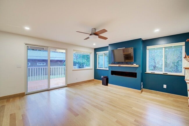 Building Photo - 3Bd/2.25Ba North Bend House