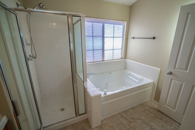 Building Photo - Northbridge 4 Bedroom Home in Valencia!