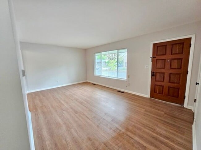 Building Photo - Newly Updated 3 Bed, 1.5 Bath Duplex Unit with Garage in Lovely Inner SE