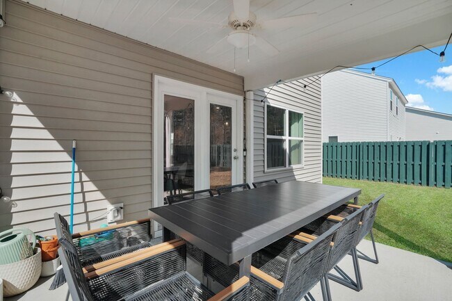 Building Photo - Bright & Welcoming 5-Bedroom Home in Richmond Hill, GA