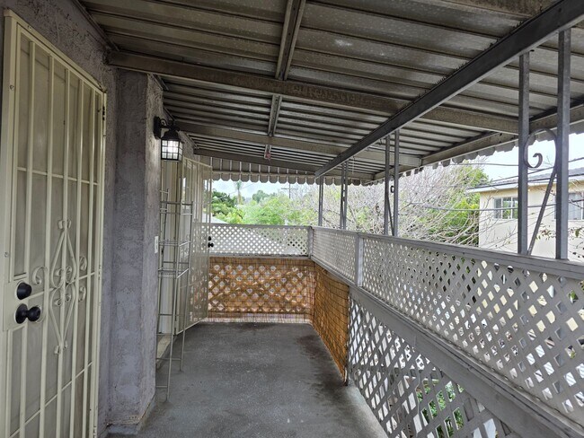 Building Photo - Stunning 2-bedroom 2nd floor apartment with garage parking!