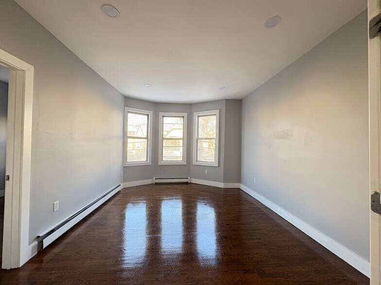 223 Bayview Ave 2 - 221 Bayview Ave