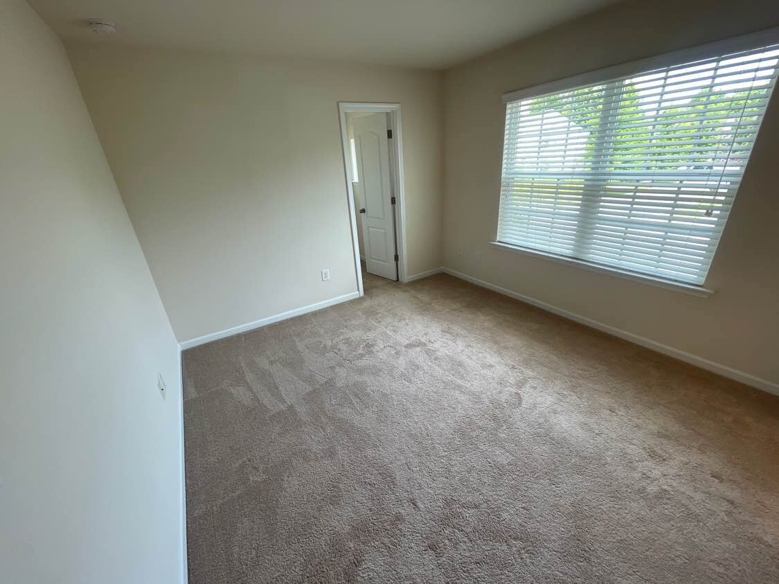 Building Photo - Room in House on Agnew Dr