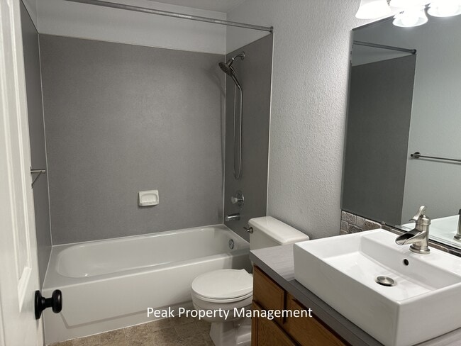 Building Photo - 3009 Ray Ave