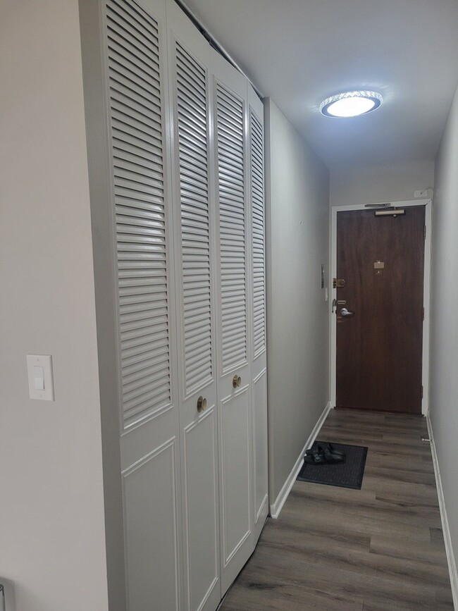 Building Photo - 6171 N Sheridan Rd