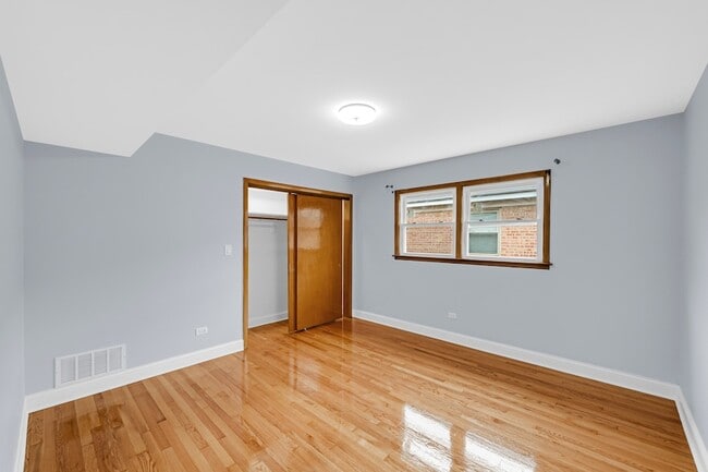 Building Photo - 5740 N Lowell Ave