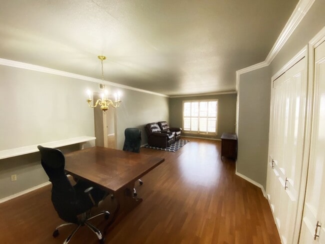 Building Photo - 2 BD/1.5 BATH MOVE IN NOVEMBER MINUTES FROM MCNAY ART MUSEUM!