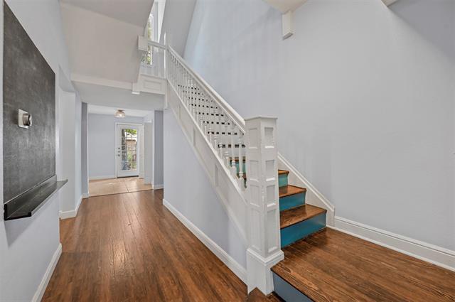 Building Photo - 420 E 9th St