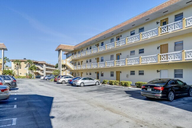Building Photo - 5111 W Oakland Park Blvd
