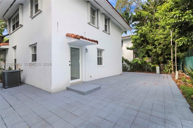 Building Photo - 3625 SW 37th Ave