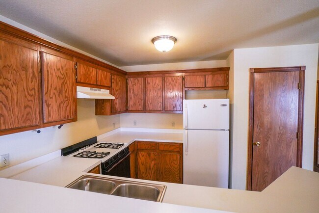 Building Photo - Must see 2 bed, 2 bath duplex near the University of Oklahoma