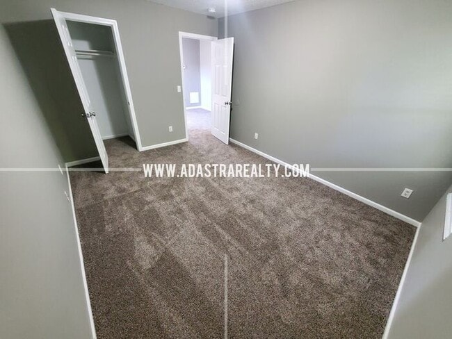 Building Photo - Spacious Duplex in the Heart of Olathe-Ava...