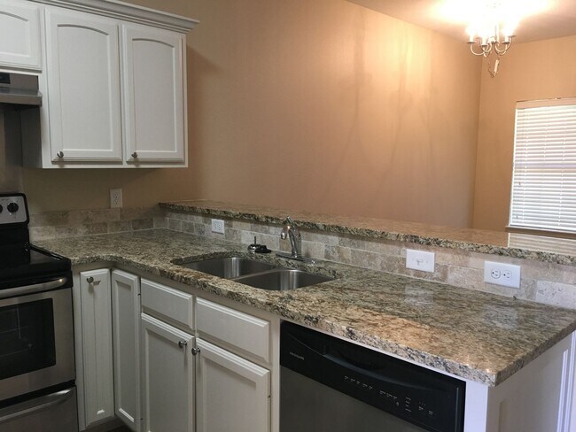 Building Photo - 115 Pinebrook Pl