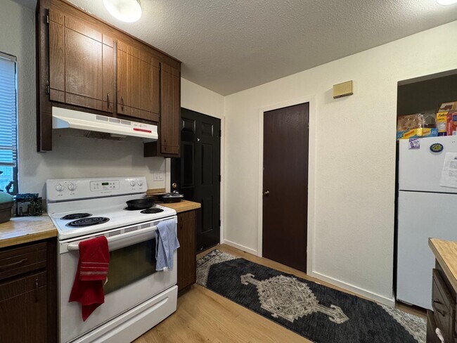 Building Photo - 2 Bedroom 1.5 Bath Townhouse near WWU and Fairhaven w/ Attached Garage