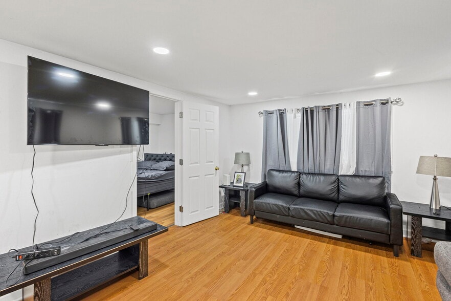 Building Photo - 5230 S Lockwood Ave