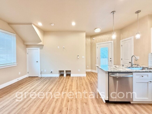Building Photo - Modern 1-Bedroom Home with Yard, Deck & Ca...