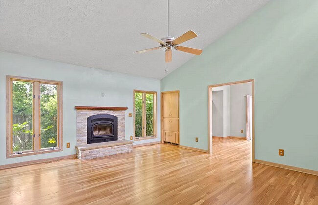 Building Photo - GREENVILLE LOOP- 3 bed | 2 bath house w/ p...