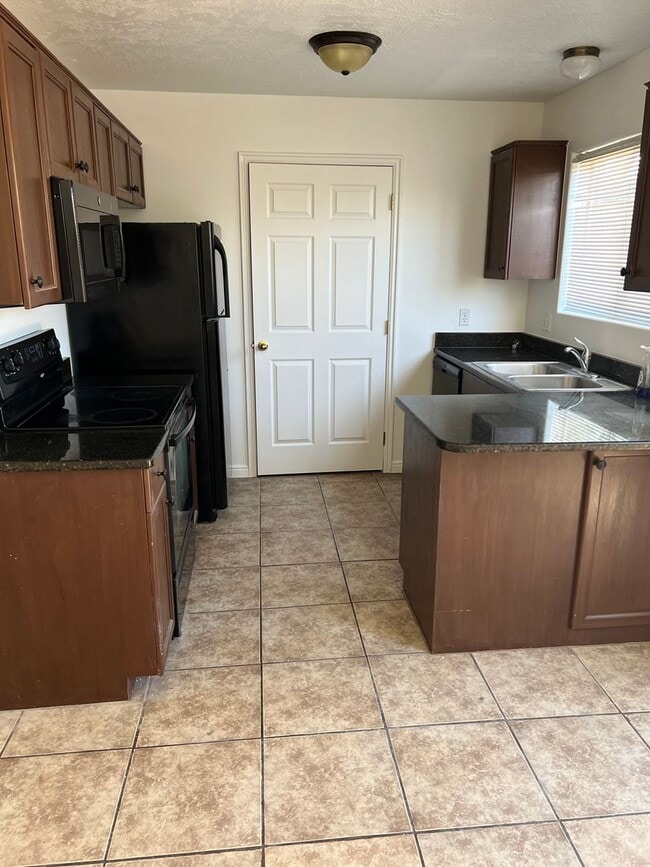 Building Photo - Refreshed 2 bedroom 1.5 bathroom townhome ...