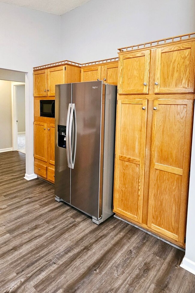 Building Photo - Spacious 2-Bed, 2-Bath Home with Modern Co...
