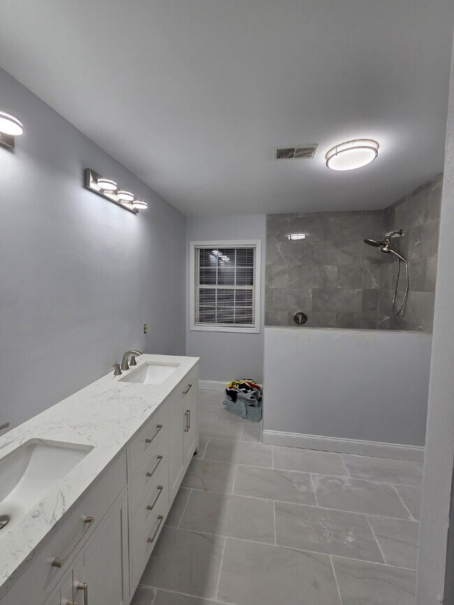 Building Photo - 4BD Home in Heart of Mt. Pleasant- Center Lake