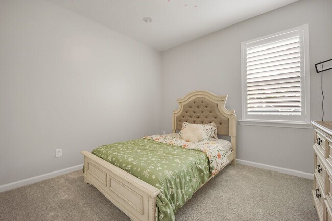 Building Photo - Spacious 5-Bedroom Home with Modern Upgrad...