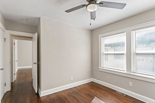 Building Photo - Affordable 2-Bed Home in Kansas City — Hardwood Floors, Porch & Pet-Friendly! 1/2 off Second Mont...