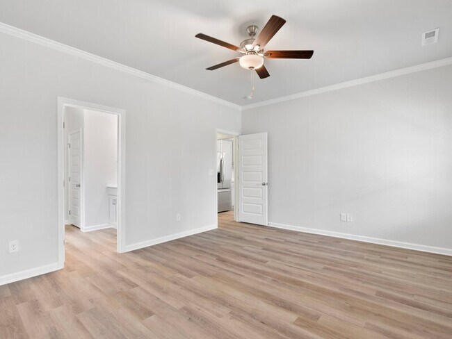 Building Photo - 210 Saddle St