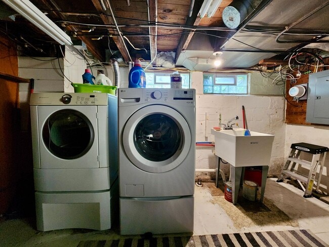 Building Photo - 3 bd 1 ba House | Charlotte | Off street P...