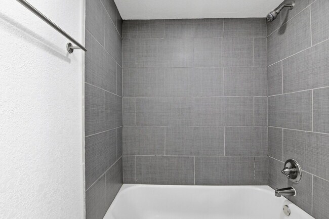 Building Photo - $1,300.95 with $300.00 off the first month's rent, 2 Beds - 1 Bath, Triplex in Aurora with Washer...
