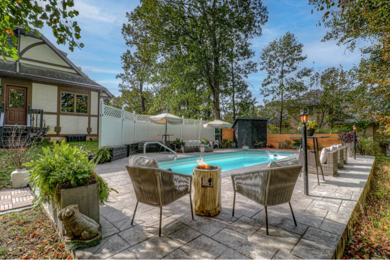 Building Photo - 102 Longfellow Close