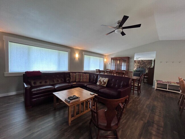 Building Photo - 3 Bedroom 2 Bath home in south Bellingham with a 2-car garage