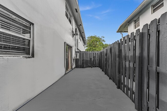 Building Photo - 626 SW 14th Ave