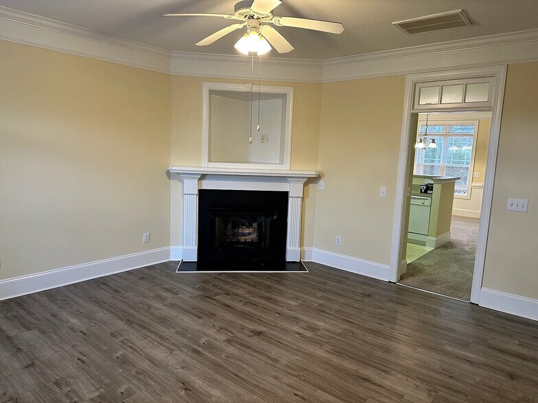 Building Photo - Room in Townhome on Windermere Dr