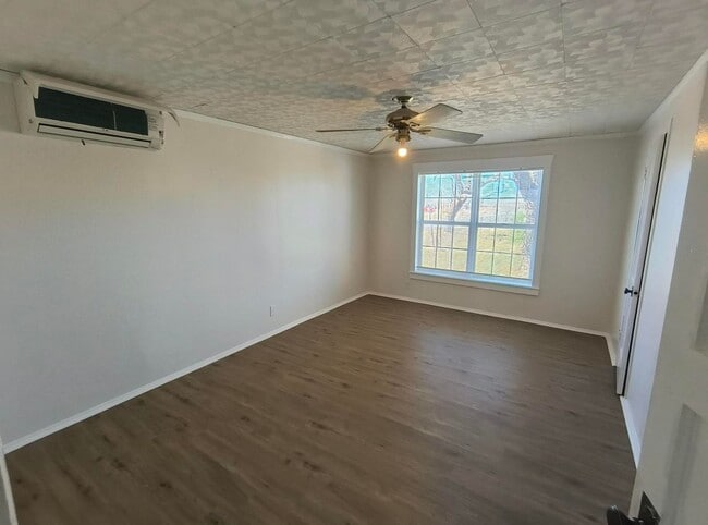 Building Photo - Charming and Spacious 3 bedroom, 2 bath home COMING SOON!
