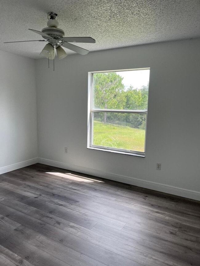 Building Photo - 725 Hawk Ln